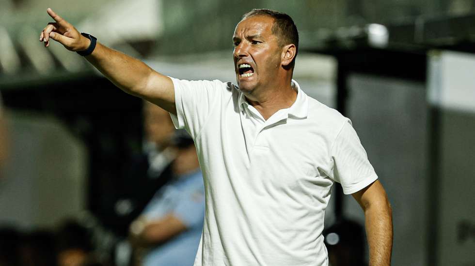 O treinador do Boavista, Petit, reage durante o jogo com o Portimonense a contar para a Primeira Liga de Futebol disputado no Estádio Municipal de Portimão, 19 de agosto de 2023. LUÍS FORRA/LUSA