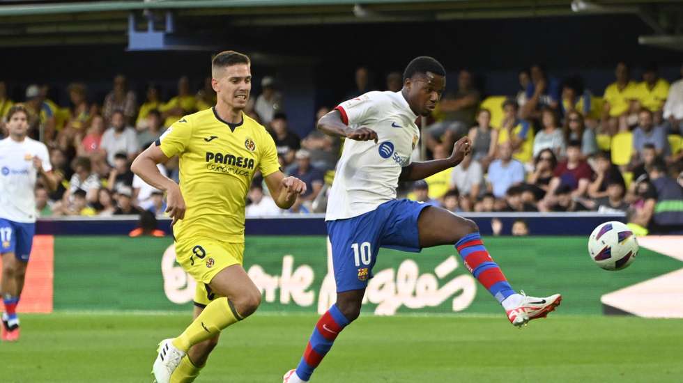 epa10824057 FC Barcelona's Ansu Fati (R) vies for the ball against Villarreal's Ramon Terrats during the Spanish LaLiga soccer match between Villarreal CF and FC Barcelona held at La Ceramica Stadium in Villarreal, Spain, 27 August 2023.  EPA/ANDREU ESTEBAN