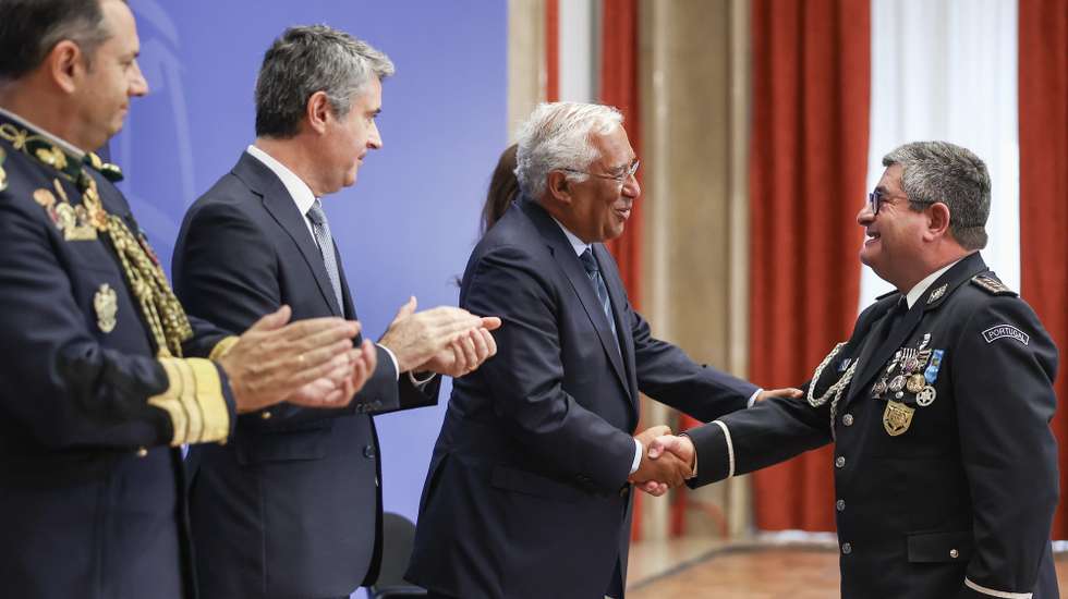 O primeiro-ministro, António Costa (2D), acompanhado pelo ministro da Administração Interna, José Luís Carneiro (2E), durante a cerimónia de posse do novo diretor nacional da Polícia de Segurança Pública (PSP), superintendente-chefe José Barros Correia (D), e do novo comandante-geral da Guarda Nacional Republicana (GNR), tenente-general Rui Veloso (E), realizada no Ministério das Finanças, Lisboa, 4 de setembro de 2023. RODRIGO ANTUNES/LUSA