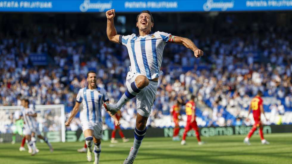 epa10880715 Real Sociedad's striker Mikel Oyarzabal celebrates after scoring the team's fourth goal during the Spanish LaLiga match held between Real Sociedad and Getafe at Anoeta stadium in San Sebastian, Spain, 24 September 2023.  EPA/Javier Etxezarreta
