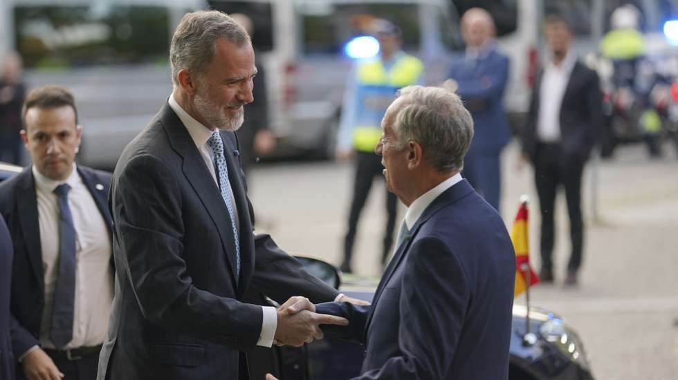 O Presidente da República, Marcelo Rebelo de Sousa (D), dá as boas vindas ao Rei Filipe VI de Espanha à chegada ao paço dos Duques de Bragança em Guimarães, onde ofereceu um jantar em honra do Rei Felipe VI de Espanha e do Presidente da República Italiana, Sergio Mattarella, por ocasião do XV Encontro COTEC Europa, Guimarães, 3 de maio de 2022. HUGO DELGADO/LUSA
