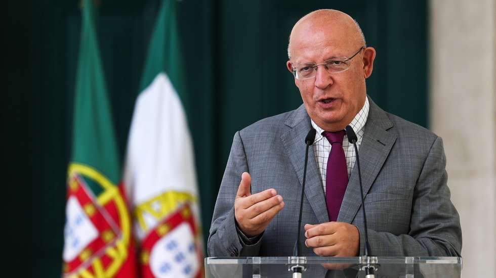 O presidente da Assembleia da República, Augusto Santos Silva, apresenta o Programa de Comemorações dos 50 anos do 25 de Abril e da Constituição na Assembleia da República, no palácio de São Bento em Lisboa, 03 de outubro de 2023. TIAGO PETINGA/LUSA