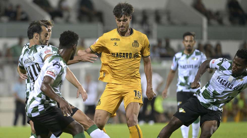 Jogadores do Moreirense disputam a bola com o jogador do Boavista, Miguel Reisinho (C), durante o jogo da 8.ª jornada, I Liga de futebol, realizado no Estádio Comendador Joaquim de Almeida Freitas, Moreira de Cónegos, Guimarães, 6 de outubro de 2023. FERNANDO VELUDO/LUSA