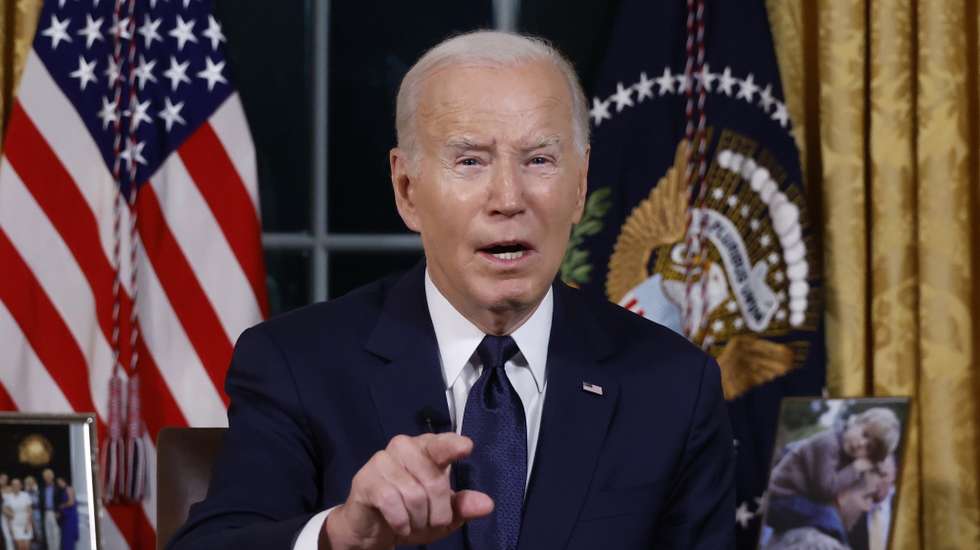 epa10928198 US President Joe Biden delivers a prime-time address to the nation about his approaches to the conflict between Israel and Hamas, humanitarian assistance in Gaza and continued support for Ukraine in their war with Russia, from the Oval Office of the White House in Washington, USA, 19 October 2023.  EPA/JONATHAN ERNST / POOL world rights