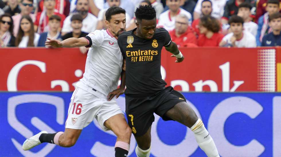 epa10931156 Sevilla FC&#039;s Jesus Navas (L) in action against Real Madrid&#039;s Vinicius Jr during the Spanish LaLiga soccer match between Sevilla FC and Real Madrid, in Sevilla, southern Spain, 21 October 2023.  EPA/Raul Caro