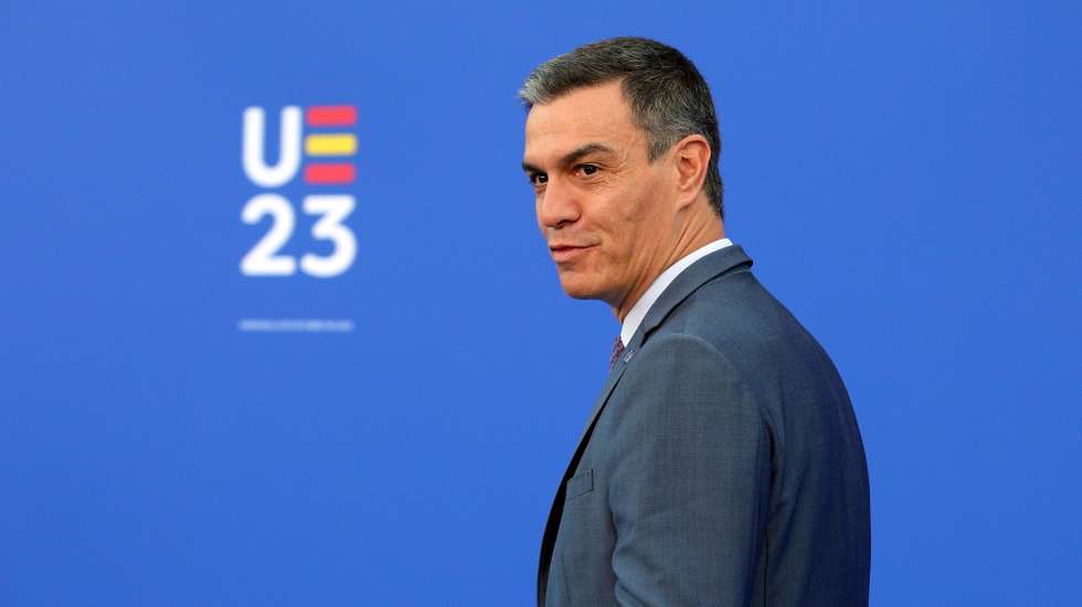 epa10903280 Spain's acting Prime Minister Pedro Sanchez arrives to attend the informal meeting of heads of state and government of the EU-27 in Granada, Spain, 06 October 2023.  EPA/Pepe Torres