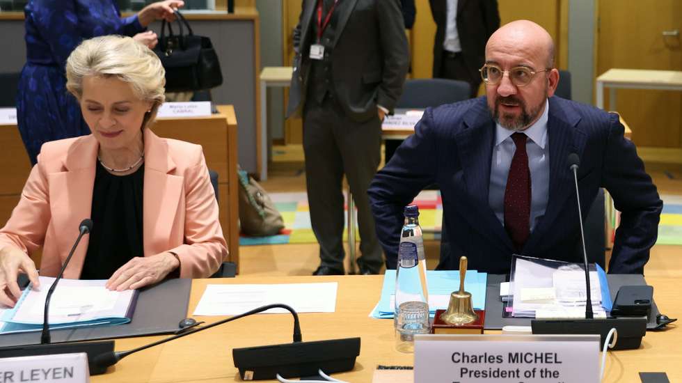 epa10938259 European Commission President Ursula von der Leyen (L) and European Council President Charles Michel attend the Tripartite Social Summit in Brussels, Belgium, 25 October 2023. The Tripartite Social Summit is a forum for dialogue between the EU institutions at president level and the European social partners at top management level.  EPA/OLIVIER HOSLET