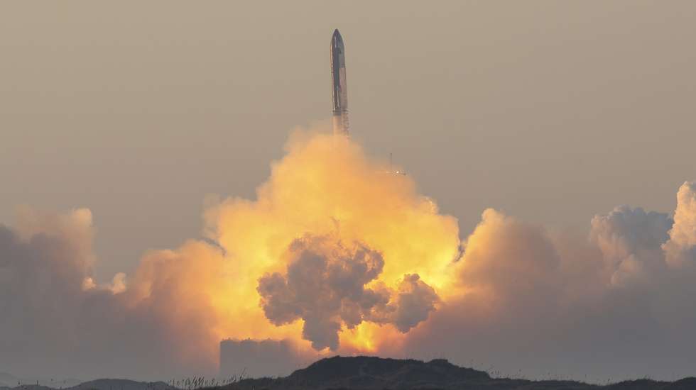 epaselect epa10982439 The SpaceX mega rocket Starship takes off from a test base Boca Chica, Texas, USA, 18 November 2023. This is the second attempt to test mega rocket Starship.  EPA/ADAM DAVIS