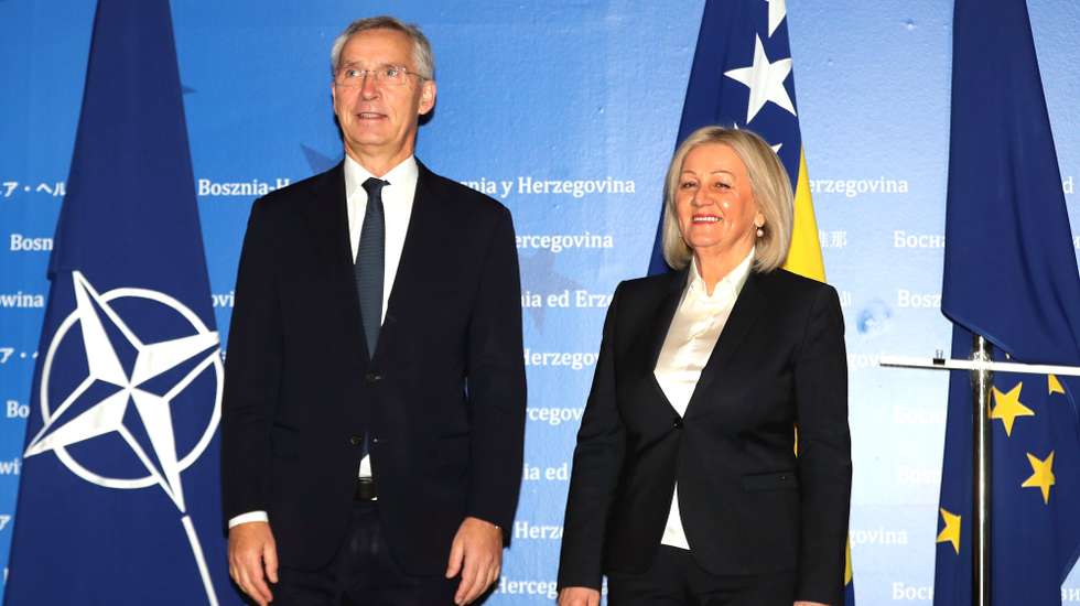 epa10985640 Chairwoman of the Council of Ministers of Bosnia and Herzegovina Borjana Kristo (R) welcomes NATO Secretary General Jens Stoltenberg (L), for their meeting in Sarajevo, Bosnia and Herzegovina, 20 November 2023.  EPA/FEHIM DEMIR