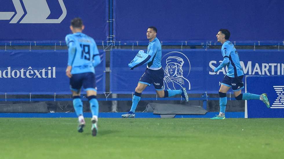 O jogador do Vizela Matheus Pereira (C) festeja após marcar um golo contra o Estrela da Amadora durante o jogo da Taça de Portugal de Futebol, no estádio Clube de Vizela, 24 de novembro de 2023. JOSÉ COELHO/LUSA