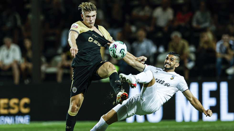 Farense player Igor Rossi (R) fights for the ball with Sporting player Viktor Gyokeres (L) during their Portuguese First League soccer match held at Farense Stadium, Faro, Portugal, 30 September 2023. LUIS FORRA/LUSA