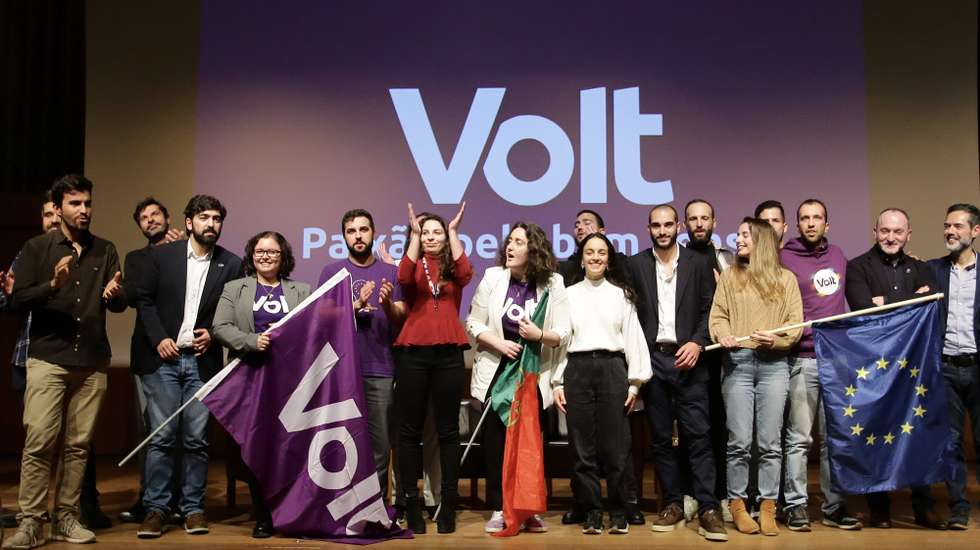 A cabeça de Lista por Lisboa e candidata às legislativas 2024 pelo Volt Portugal (VP), Inês Bravo Figueiredo (C), durante e sessão de apresentação do programa eleitoral do partido, no Auditório da Biblioteca Almeida Garrett, Palácio de Cristal, no Porto,13 de janeiro de 2024. MANUEL FERNANDO ARAÚJO/LUSA