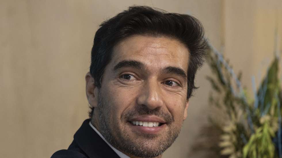 O treinador do clube brasileiro Palmeiras, Abel Ferreira, durante a apresentação do livro "Cabeça Fria, Coração Quente", da autoria de Abel Ferreira, João Martins, Carlos Martinho, Vítor Castanheira e Tiago Costa, no Instituto Português de Oncologia (IPO) do Porto, 28 de dezembro de 2022. JOSÉ COELHO/LUSA