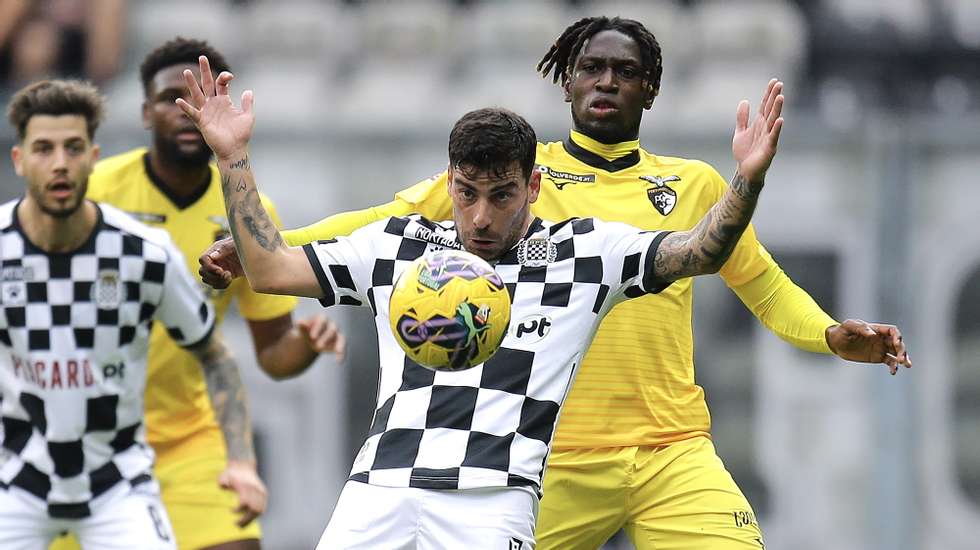 O jogador do Boavista FC Salvador Agra (C) disputa a bola com o jogador do Portimonense SC Moustapha Seck (D), durante o jogo da Primeira Liga de futebol entre o Boavista FC e o Portimonense SC, disputado no Estádio do Bessa no Porto, 28 de janeiro 2024. MANUEL FERNANDO ARAÚJO/LUSA