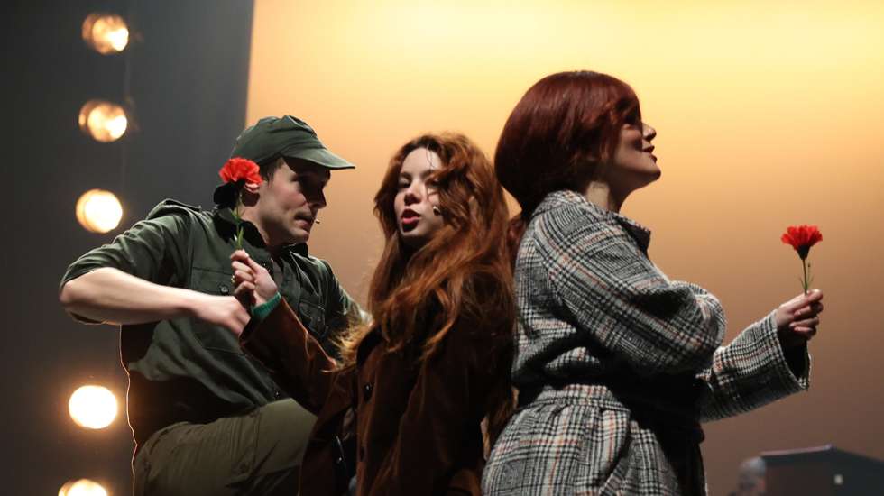 Ensaio para a comunicação social do musical "A madrugada que eu esperava" protagonizado por Bárbara Tinoco, Carolina Deslandes – que assinam também a autoria da música do espectáculo – e Diogo Branco, e elenco que conta ainda com Brienne Keller, Dinarte Branco, JP Costa, João Maria Pinto, Jorge Mourato, José Lobo, Maria Henrique (encarregue também da direção de actores), Mariana Lencastre e banda ao vivo, Lisboa, 12 de fevereiro de 2024. O texto original é de autoria de Hugo Gonçalves e a encenação está a cargo de Ricardo da Rocha. "A madrugada que eu esperava" vai estar em cena de 14 de fevereiro a 28 de abril no teatro Maria Matos, em Lisboa.  MANUEL DE ALMEIDA/LUSA