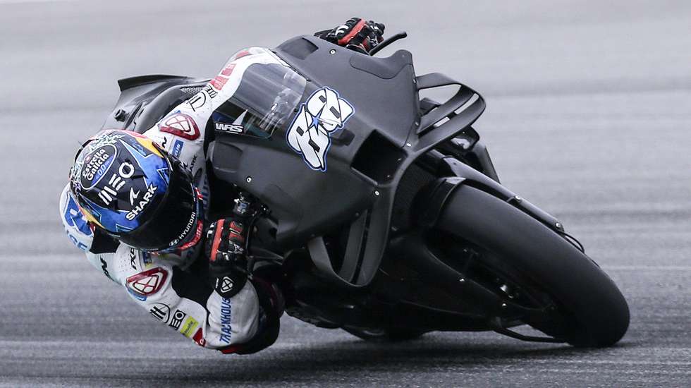 epa11135549 Portuguese MotoGP rider Miguel Oliveira of Trackhouse Racing in action during Sepang MotoGP Official Test day 3 in Petronas Sepang International Circuit, Malaysia, 08 February 2024.  EPA/FAZRY ISMAIL