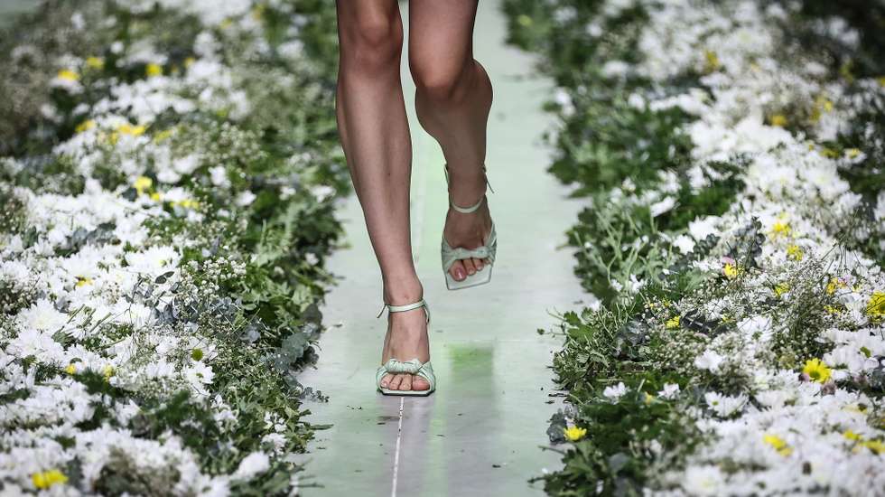 epa10233715 A model displays a creation by fashion designer Goncalo Peixoto during Lisbon Fashion Week, in Lisbon, Portugal, 09 October 2022. The Lisbon Fashion Week 'ModaLisboa' runs from 07 to 09 October.  EPA/RODRIGO ANTUNES