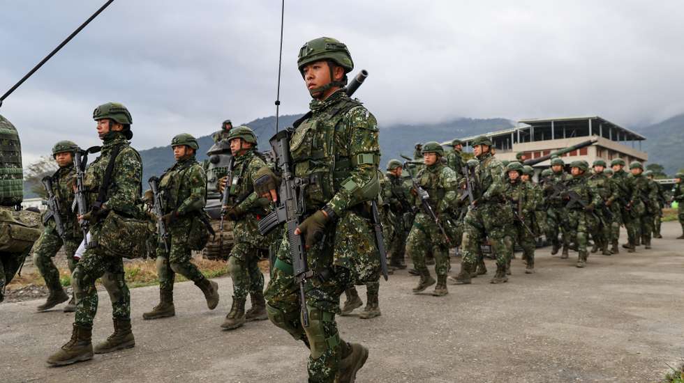 epa11115335 Taiwan military personnel march during the attack and counter attacks drill in Taitung, Taiwan, 31 January 2024. The government of Taiwan expressed its thanks to the United States on January 28 for reaffirming its commitment to peace across the Taiwan Strait. This followed a series of high-level discussions that took place over the weekend, involving National Security Advisor Jake Sullivan and Chinese Foreign Minister Wang Yi.  EPA/RITCHIE B. TONGO