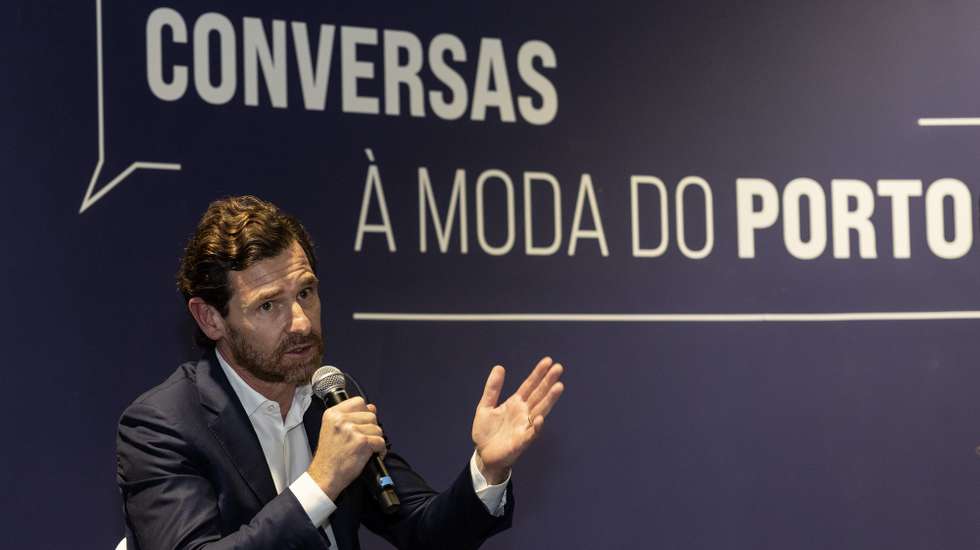 Conferência de imprensa da candidatura "Só há um Porto", liderada por André Villas-Boas, para apresentação de António Tavares a candidato a presidente da mesa da Assembleia-Geral e Angelino Ferreira a presidente do conselho fiscal e disciplinar do FC Porto, na sede da candidatura, Porto, 25 de janeiro de 2024. JOSÉ COELHO/LUSA