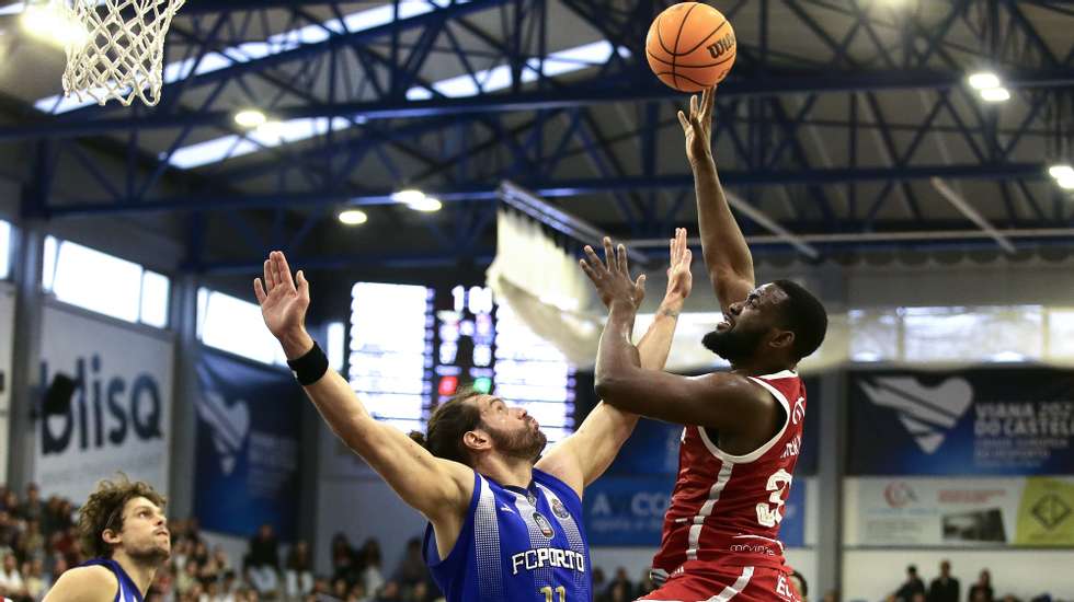 O jogador do Benfica, Terrell Carter (D), disputa a bola com o jogador do FC Porto, Queiroz (C), durante o jogo final da Taça de Portugal de Basquetebol realizado no Pavilhão Municipal José Natário, Viana do Castelo, 17 de março de 2024. MANUEL FERNANDO ARAÚJO/LUSA