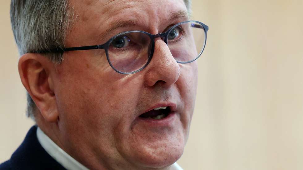 epa11147387 Northern Ireland's Democratic Unionist Party (DUP) leader Jeffrey Donaldson speaks to the media during a press conference in London, Britain, 12 February 2024. DUP leader Jeffrey Donaldson spoke to the media over the new power sharing agreement in Northern Ireland.  EPA/ANDY RAIN