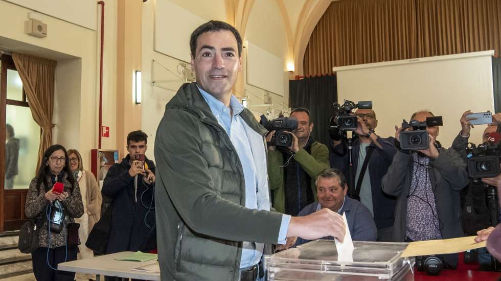 epa11291619 PNV's candidate for the Presidency of the Basque regional elections Imanol Pradales (C) casts his vote at a polling station in Portugalete, Bizkaia, Basque Country, Spain, 21 April 2024. The Basque Country holds regional elections as surveys point at Left wing Basque nationalist party EH Bildu as the winner of the elections for the first time, although without enough votes to Govern on their own which would force them to form coalition with other political parties.  EPA/Javier Zorrilla