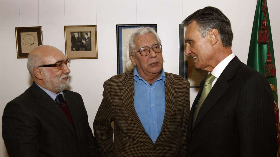O Presidente da República , Cavaco Silva , com  José Jorge Letria, presidente da SPA e com Casimiro de Brito, Presidente do PEN Clube, no final da cerimónia da entrega  dos prémios PEN Clube,, 15 de ezembro de 2008, em Lisboa. ANTÓNIO COTRIM/LUSA