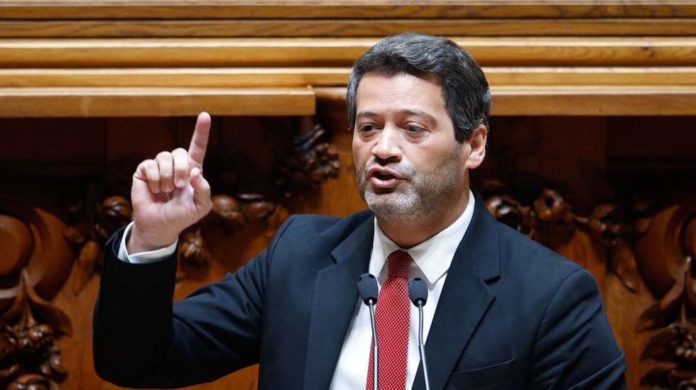 O presidente do Chega (CH), André Ventura, intervém durante a sessão plenária num debate de urgência sobre "a situação provocada pelas declarações do Senhor Presidente da República em relação à reparação histórica das ex-províncias ultramarinas", na Assembleia da República, em Lisboa, 15 de maio de 2024. ANTÓNIO PEDRO SANTOS/LUSA