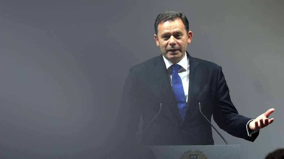 O primeiro-ministro, Luís Montenegro, discursa durante um encontro com a comunidade portuguesa em Zurique, no âmbito das Comemorações do 10 de Junho, Dia de Portugal, de Camões e das Comunidades Portuguesas, Suíça, 12 de junho de 2024. ESTELA SILVA/LUSA