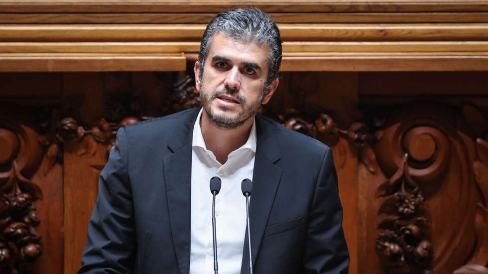 O deputado da Iniciativa Liberal (IL), Carlos Guimarães Pinto, intervém na sessão plenária da Assembleia da República, em Lisboa, 12 de junho de 2024. ANTÓNIO COTRIM/LUSA