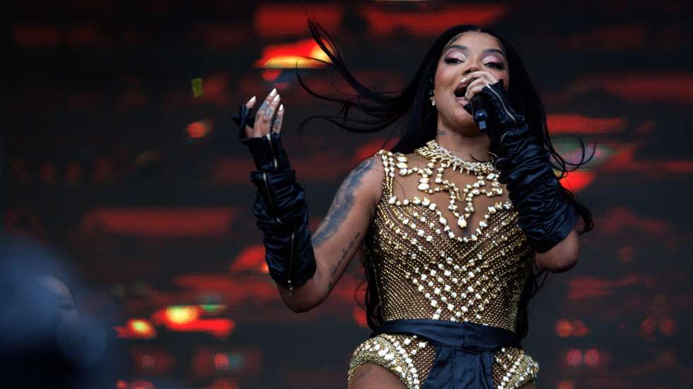 epa10847120 Brazilian singer Ludmilla performs at The Town Festival at the Interlagos racetrack in Sao Paulo, Brazil, 07 September 2023.  EPA/Isaac Fontana