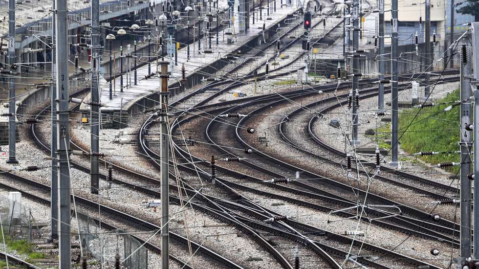 A greve dos trabalhadores da Infraestruturas de Portugal (IP) levou hoje à supressão de 140 comboios de 252 programados (55,6%) pela CP, entre as 00:00 e as 08:00, segundo dados da transportadora, 2 de janeiro de 2024 em Lisboa. Os trabalhadores da Infraestruturas de Portugal (IP) cumprem hoje o primeiro de dois de greve intercalados, tendo sido decretados serviços mínimos. TIAGO PETINGA/LUSA