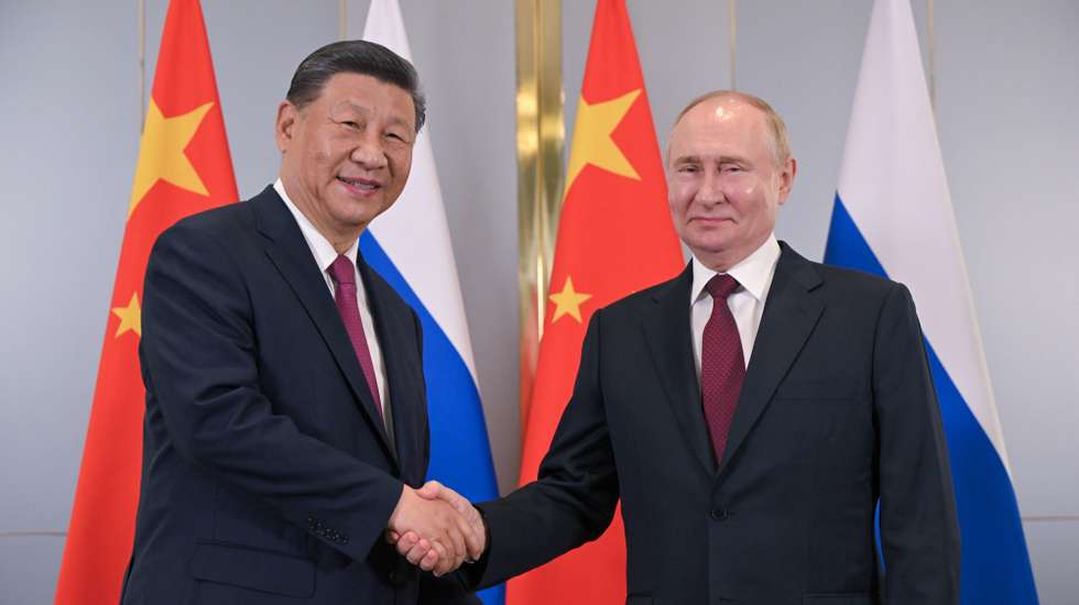 epa11455021 Russian President Vladimir Putin (R) and Chinese President Xi Jinping (L) shake hands as they pose for photos during their meeting on the sidelines of the Shanghai Cooperation Organisation (SCO) summit, in Astana, Kazakhstan, 03 July 2024. The Shanghai Cooperation Organization (SCO) summit takes place in Astana from 03 to 04 July.  EPA/SERGEY GUNEEV / SPUTNIK / KREMLIN POOL MANDATORY CREDIT