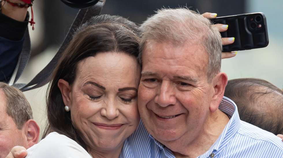 epaselect epa11510252 Venezuelan opposition leader Maria Corina Machado (L) hugs Venezuelan presidential candidate Edmundo Gonzalez Urrutia at a rally in Caracas, Venezuela, 30 July 2024. Thousands of Venezuelans gathered in Caracas on 30 July in an event called by the majority opposition, to reject for the second consecutive day what they consider to be fraud in the official results of the National Electoral Council (CNE), which proclaimed Nicolas Maduro as re-elected president with 51.2 percent of the votes.  EPA/RONALD PENA R