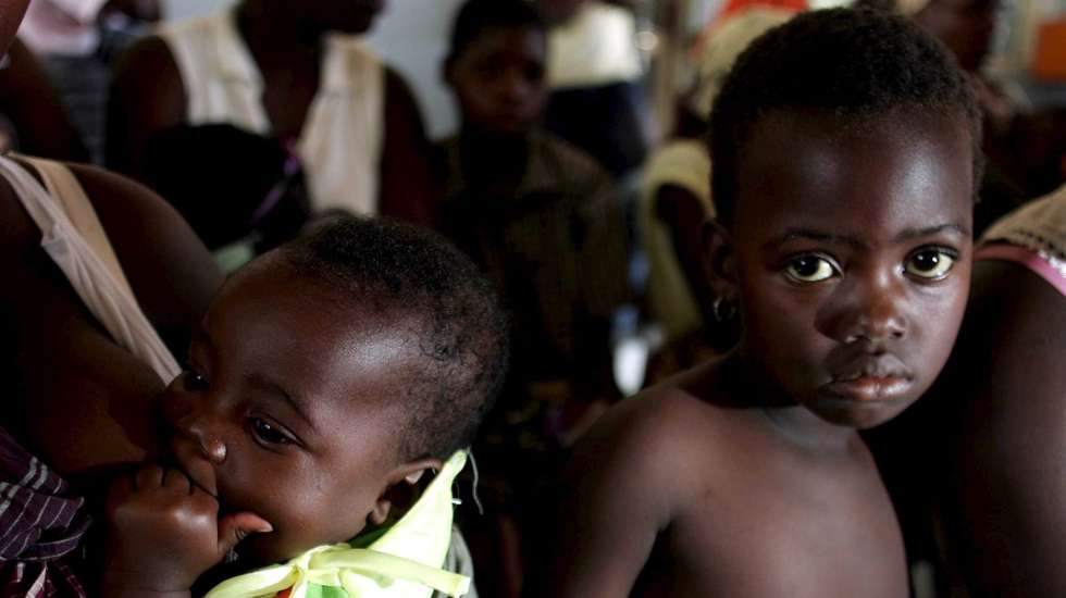 epa00591830 Two children wait their turn at Malaria Research Center, which is financed by the Spanish Cooperation organization, on Thursday 08 December 2005 in Manhica village, Mozambique. Spanish Foreign Affairs Minister, Miguel Angel Moratinos, and Spanish Secretary of State for Cooperation, Leire Pajin, visited the center on Thursday.  EPA/PACO CAMPOS