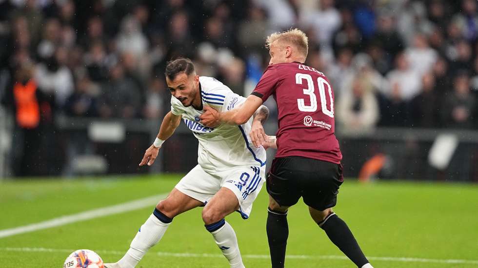 epa10791036 Copenhagen's Diogo Goncalves and Sparta's Jaroslav Zeleny (R) during the UEFA Champions League qualifying third round first leg soccer match between FC Copenhagen and Sparta Prague in Copenhagen, Denmark, 08 August 2023.  EPA/Mads Claus Rasmussen DENMARK OUT