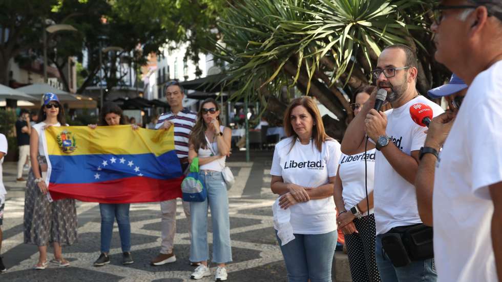 Henrique Vieira da sociedade civil luso-descendente e venezuelana residente na Região Autónoma da Madeira, em articulação com o "Comando com Venezuela" durante a concentração para protestar contra os resultados apurados nas eleições na Venezuela, que dão a vitória a Nicolás Maduro, e onde após fez a entrega de forma formal de cópias das atas obtidas, em diferentes centros de votação durante as eleições na Venezuela no passado dia 28 de julho, onde se visa demonstrar que o presidente da República Bolivariana de venezuela é Edmundo González Urrutia e não Nicolás Maduro, Funchal, 15 de agosto de 2024, HOMEM DE GOUVEIA/LUSA
