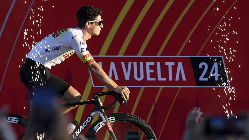 O ciclista João Almeida (UAE Emirates), durante a cerimónia de apresentação das equipas da Volta a Espanha, no jardim da Torre de Belém, em Lisboa, 15 de agosto de 2024. TIAGO PETINGA/LUSA