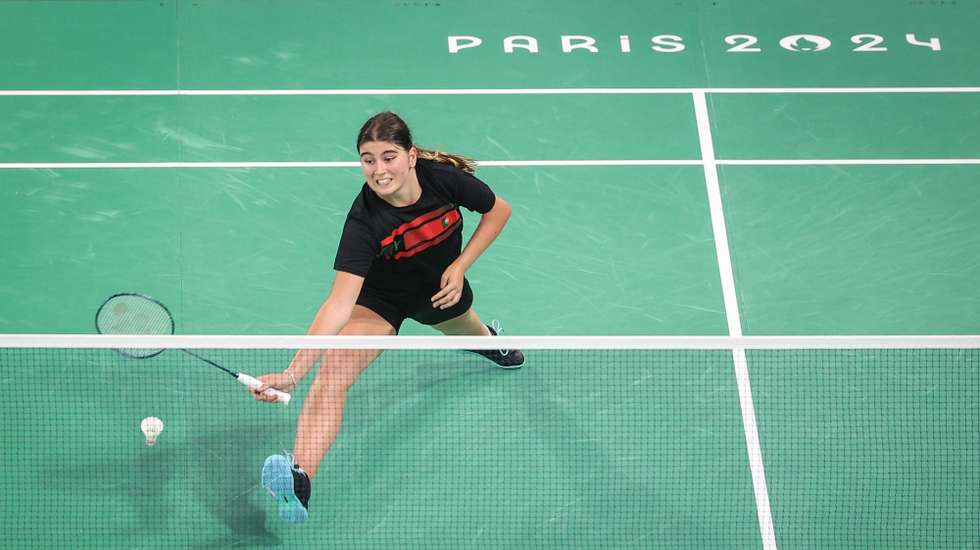 A atleta portuguesa Beatriz Monteiro em ação durante o jogo da fase de grupos de Badminton SU5, dos Jogos Paralímpicos Paris2024, em Paris, França, 31 de agosto de 2024. ANTÓNIO PEDRO SANTOS/LUSA