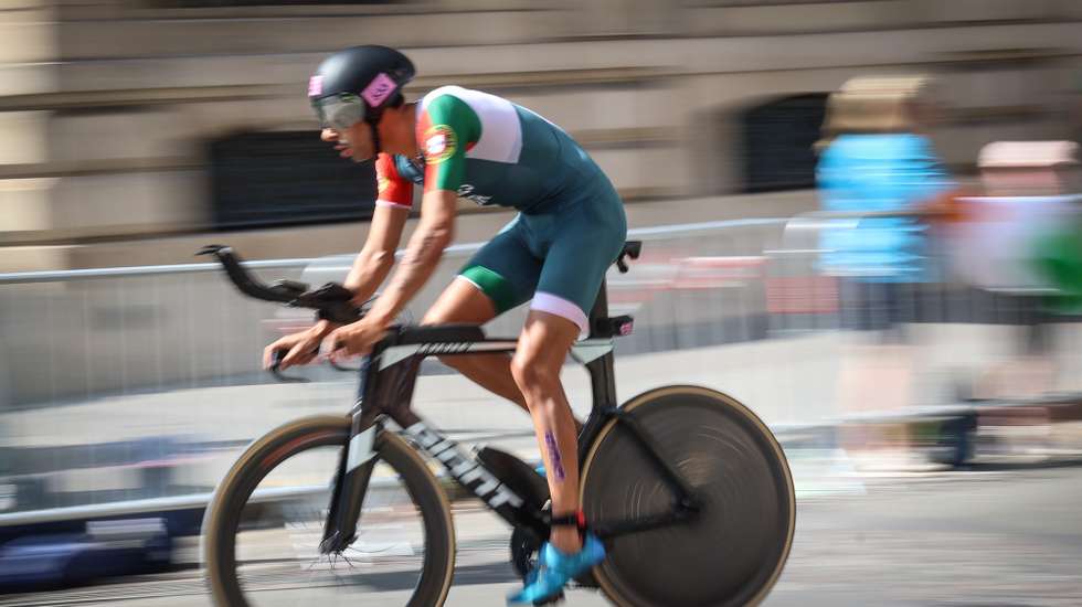 O atleta português Filipe Marques em ação na prova de triatlo PTS5 dos Jogos Paralímpicos Paris2024, em Paris, França, 02 de setembro de 2024. ANTÓNIO PEDRO SANTOS/LUSA