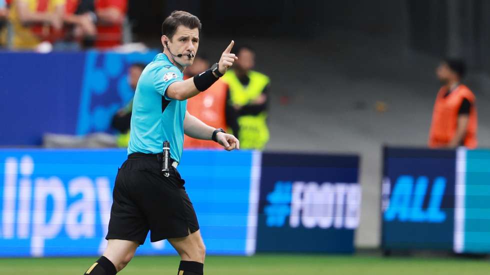 epa11418316 Referee Umut Meler gestures during the UEFA EURO 2024 group E match between Belgium and Slovakia, in Frankfurt Main, Germany, 17 June 2024.  EPA/CLEMENS BILAN