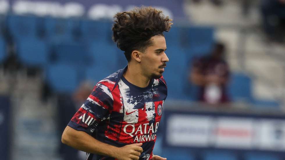 epa11551809 Vitinha of PSG warming up prior to the French Ligue 1 soccer match between Le Havre and Paris Saint Germain, in Le Havre, France, 16 August 2024.  EPA/MOHAMMED BADRA