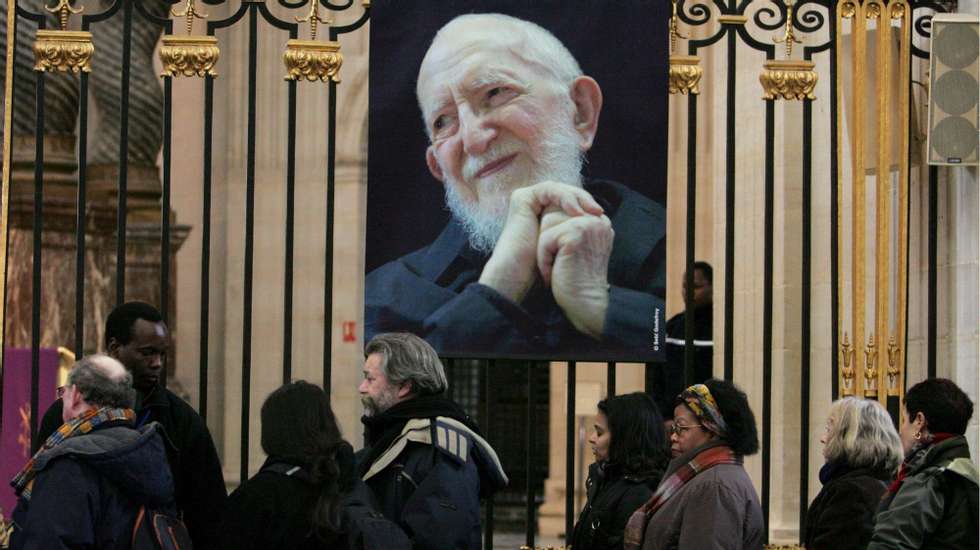 epa00912359 Mourners pay their last respects to the Abbe Pierre at the chapel of the Val-de-Grace hospital, in Paris, France, Wednesday 24 January 2007. The Emmaus&#039; founder Abbe Pierre, who died on January 22,  participated in the French Resistance during World War II and was member of the parliament from the years 1947 to 1951. His campaigns for the destitute first caught France&#039;s attention when he made a radio broadcast on a winter night of 1954 after the death by exposure of a homeless.  EPA/LUCAS DOLEGA