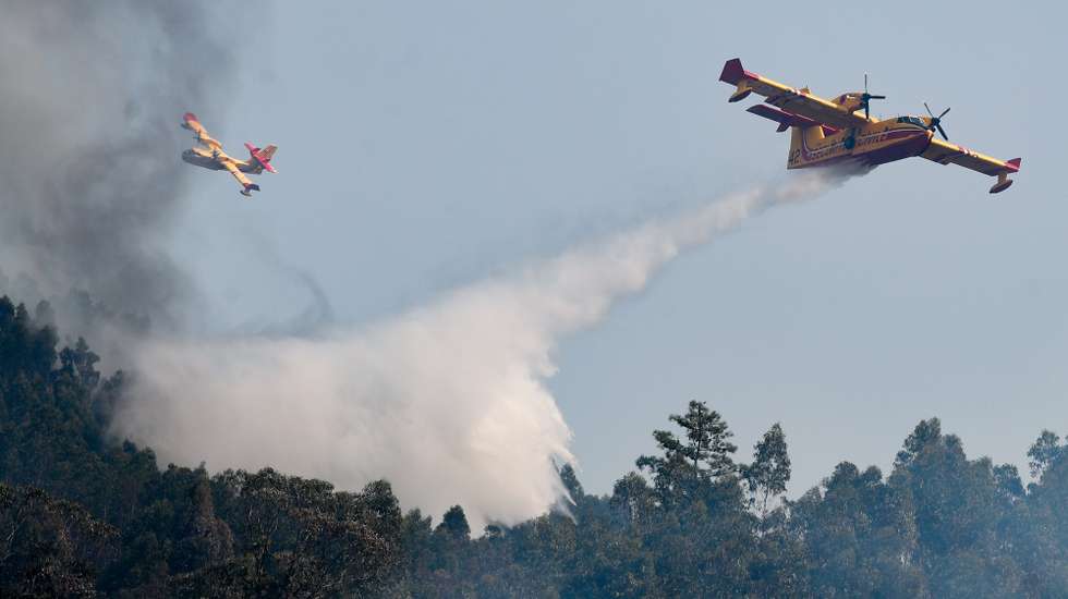 Aviões Canadair fazem descargas durante o combate ao incêndio na freguesia de Préstimo, Águeda, 18 de setembro de 2024. Sete pessoas morreram e cerca 120 ficaram feridas, das quais 10 em estado grave, devido aos incêndios que atingem desde domingo as regiões Norte e Centro do país, nos distritos de Aveiro, Porto, Vila Real, Braga e Viseu, que destruíram dezenas de casas e obrigaram a cortar estradas e autoestradas. PAULO CUNHA/LUSA
