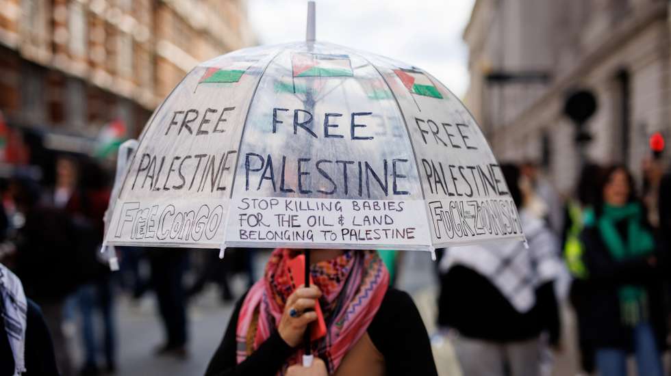 epa11643825 Pro-Palestinian demonstrators march to Downing Street to mark one year of the Israeli operations in the Gaza Strip and to call for a permanent ceasefire as part of an event organised by the Palestine Solidarity Campaign in London, Britain, 05 October 2024. Upcoming 07 October 2024, marks one year since the Palestinian militant group Hamas launched a surprise attack on Israel, killing 1,200, and one year since Israel began its war on Gaza, killing more than 41,000 and destroying the Palestinian enclave.  EPA/TOLGA AKMEN