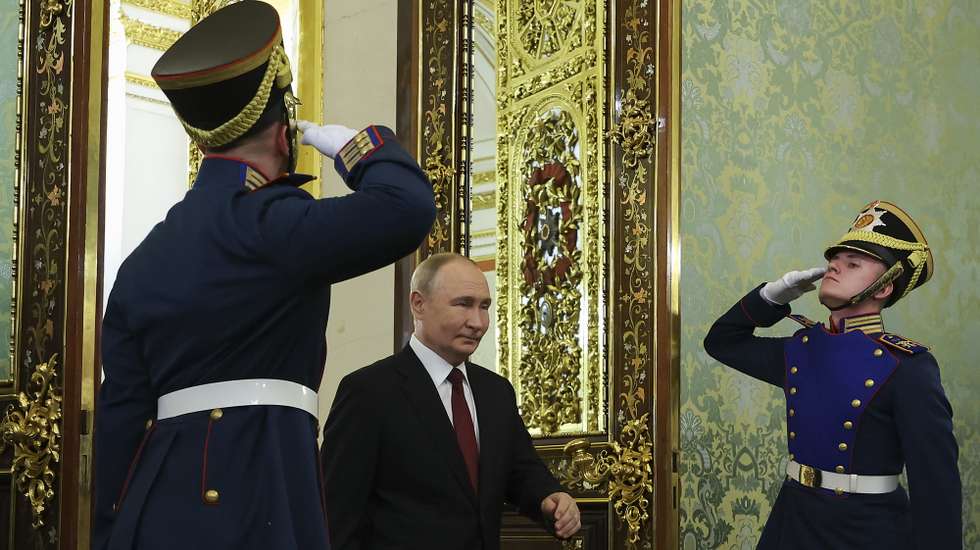 epa11650816 Russian President Vladimir Putin (C) arrives for a meeting with Belarus President Alexander Lukashenko, at the Kremlin in Moscow, Russia, 09 October 2024.  EPA/SERGEI ILNITSKY