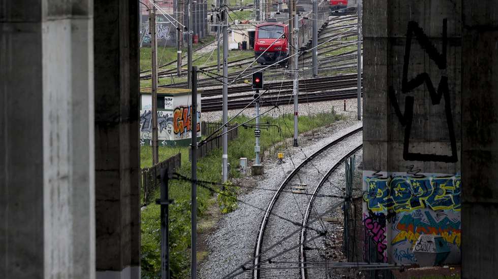 A greve dos trabalhadores da Infraestruturas de Portugal (IP) levou hoje à supressão de 140 comboios de 252 programados (55,6%) pela CP, entre as 00:00 e as 08:00, segundo dados da transportadora, 2 de janeiro de 2024 em Lisboa. Os trabalhadores da Infraestruturas de Portugal (IP) cumprem hoje o primeiro de dois de greve intercalados, tendo sido decretados serviços mínimos. TIAGO PETINGA/LUSA