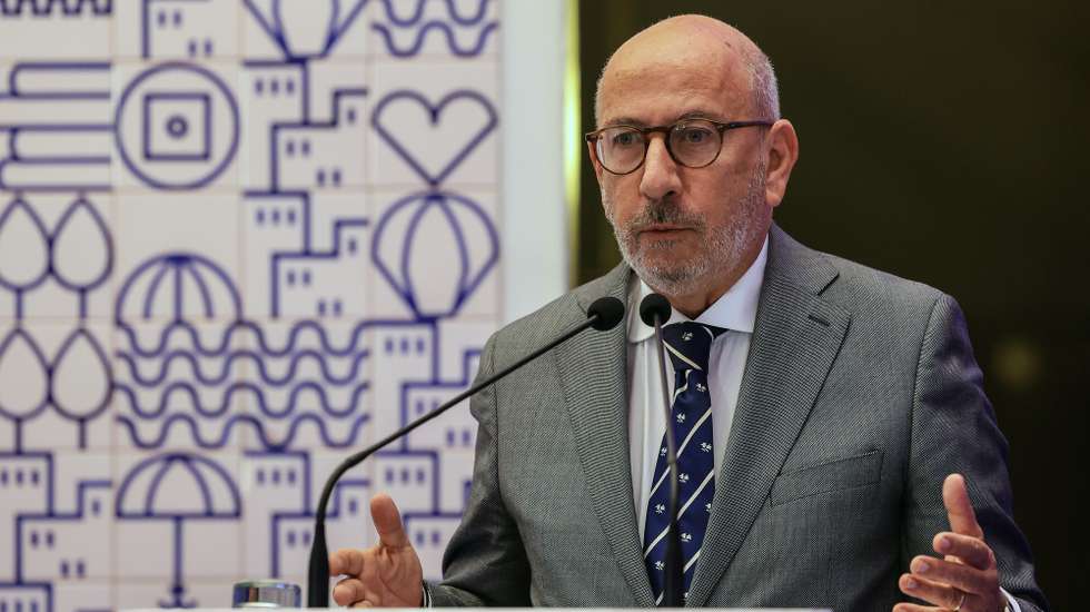 O secretário de Estado da Administração Interna, Telmo Correia, discursa durante a abertura da Conferência Internacional "Segurança Urbana 5.0, Os Desafios Na Era da Inteligência", no Átrio da Câmara Municipal do Porto, 21 de outubro de 2024. JOSÉ COELHO/LUSA