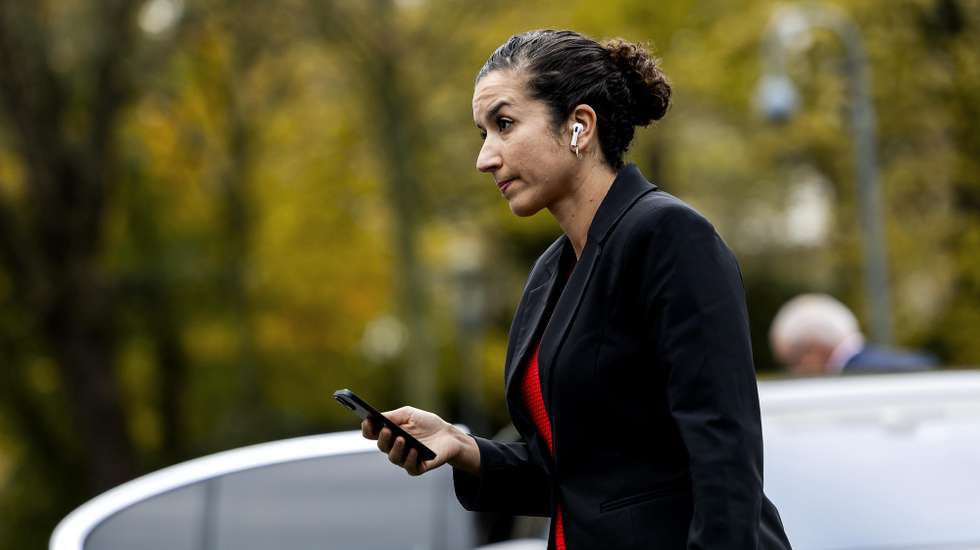 epa11722762 Dutch state secretary for benefits Nora Achahbar arrives at the Catshuis for the weekly council of ministers in the Hague, the Ntherlands, 15 November 2024.  EPA/REMKO DE WAAL