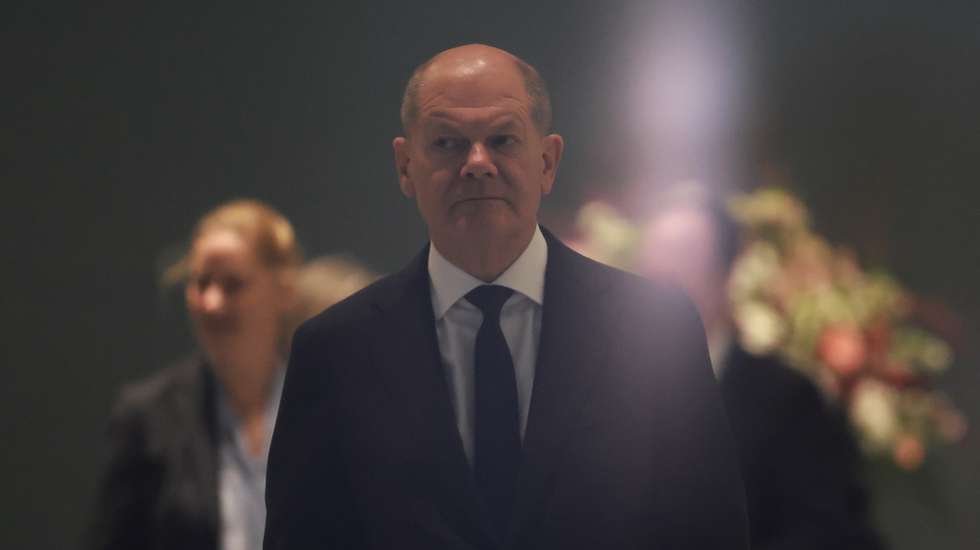 epa11722871 German Chancellor Olaf Scholz (C) arrives to welcome  Romanian President Klaus Iohannis (not pictured), at the Chancellery in Berlin, Germany, 15 November 2024. German Chancellor Olaf Scholz and Romanian President Klaus Iohannis met for bilateral talks.  EPA/CLEMENS BILAN
